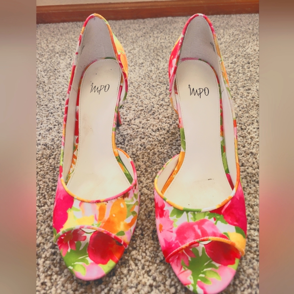 Impo Floral side cut out pumps